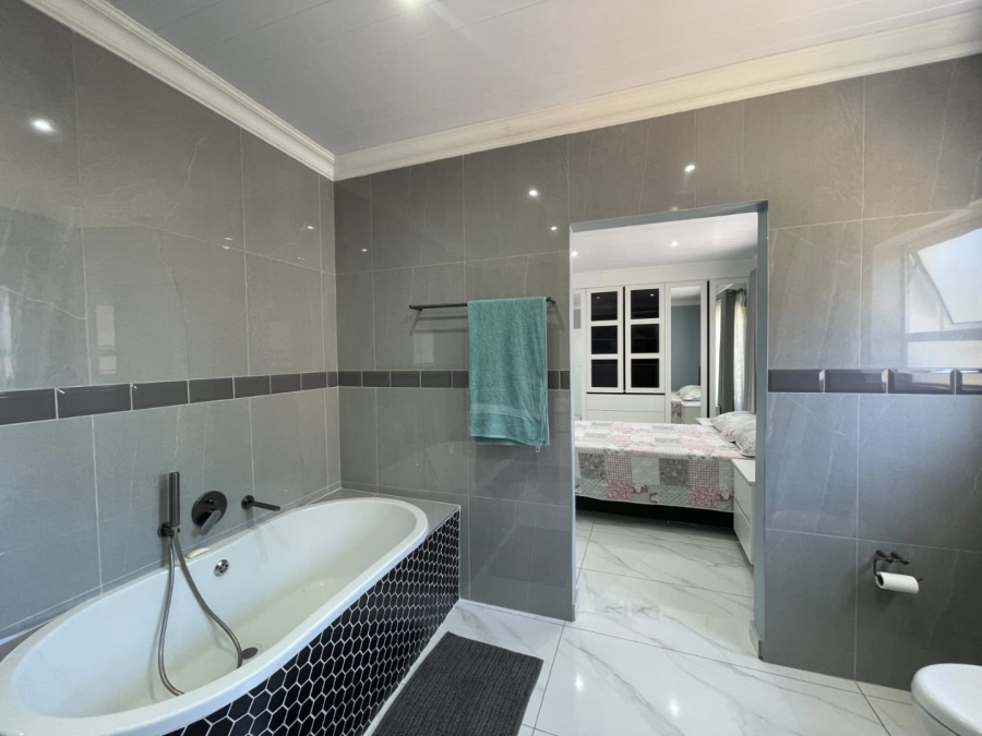 5 Bedroom Property for Sale in Dana Bay Western Cape